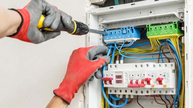 5-Telltale-Signs-You-Need-a-Fuse-Box-Upgrade-002