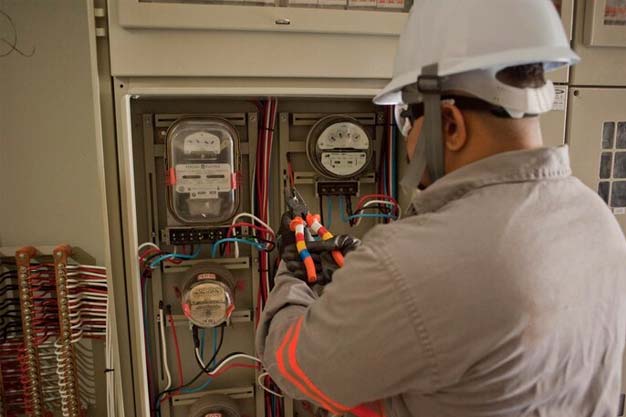 5-Telltale-Signs-You-Need-a-Fuse-Box-Upgrade-004